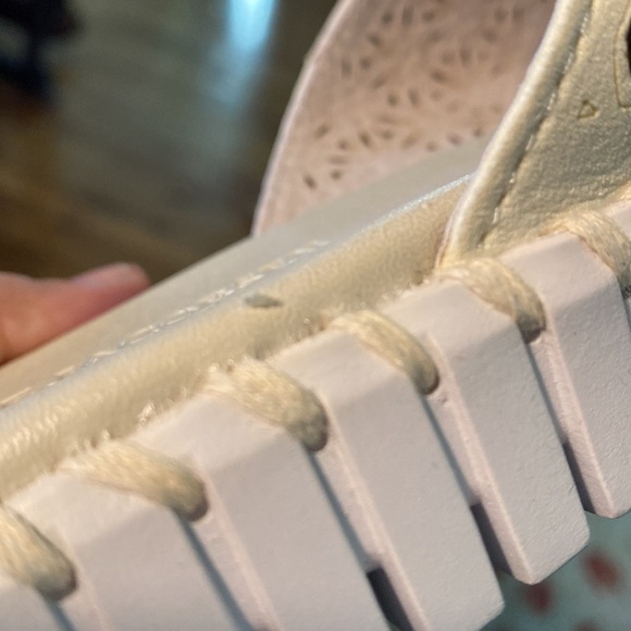 Isle Jacobsen Tulip Cross strap Platform Sandals - Picture 8 of 9